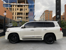 Cargar imagen en el visor de la galería, Toyota Land Cruiser 200 Modelo 2018
