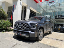 Cargar imagen en el visor de la galería, Toyota Sequoia Capstone Hibrida Modelo 2024
