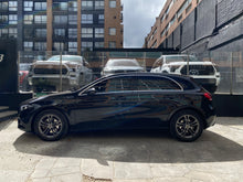 Cargar imagen en el visor de la galería, Mercedes-Benz A200 Hatchback Modelo 2020
