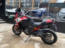 Cargar imagen en el visor de la galería, Ducati Multistrada V4 Modelo 2023
