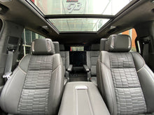 Cargar imagen en el visor de la galería, Cadillac Escalade 600D Modelo 2024

