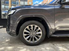 Cargar imagen en el visor de la galería, Toyota Land Cruiser 300 ZX Modelo 2023
