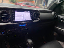 Cargar imagen en el visor de la galería, Toyota Tacoma TRD Pro Modelo 2020
