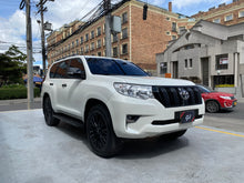 Cargar imagen en el visor de la galería, Toyota Prado TXL Blindada Modelo 2018
