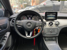 Cargar imagen en el visor de la galería, Mercedes-Benz GLA 200 Modelo 2017
