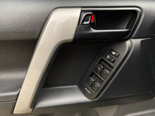 Cargar imagen en el visor de la galería, Toyota Prado TX Blindada Modelo 2013
