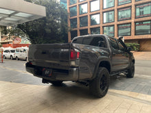 Cargar imagen en el visor de la galería, Toyota Tacoma TRD Pro Modelo 2020
