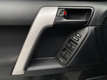 Cargar imagen en el visor de la galería, Toyota Prado TXL Modelo 2018
