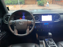 Cargar imagen en el visor de la galería, Toyota Tacoma TRD Pro Modelo 2020
