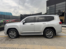 Cargar imagen en el visor de la galería, Toyota Land cruiser 300 ZX Modelo 2023
