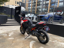 Cargar imagen en el visor de la galería, Ducati Multistrada V4 Modelo 2023
