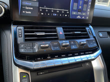 Cargar imagen en el visor de la galería, Toyota Land Cruiser 300 ZX Modelo 2023
