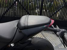 Cargar imagen en el visor de la galería, Ducati Monster Plus Modelo 2022 - Autos 93
