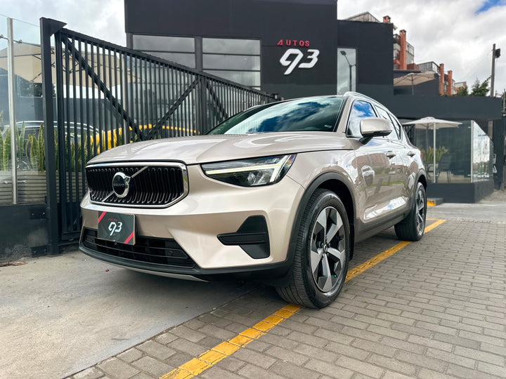 VOLVO XC40 MODELO 2023 HÍBRIDA