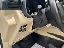 Cargar imagen en el visor de la galería, Toyota LC300 VX-R Diésel Modelo 2024
