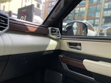 Cargar imagen en el visor de la galería, Toyota Sequoia Capstone Hibrida Blindada Modelo 2024
