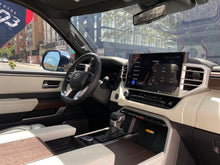 Cargar imagen en el visor de la galería, Toyota Sequoia Capstone Hibrida Modelo 2024
