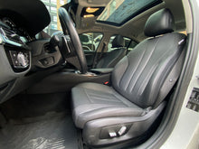 Cargar imagen en el visor de la galería, BMW 520I Modelo 2019
