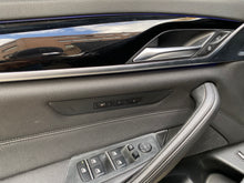 Cargar imagen en el visor de la galería, BMW 520I Modelo 2018
