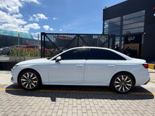 Cargar imagen en el visor de la galería, Audi A4 40TFSI Unique Edition Modelo 2023 - Autos 93
