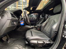 Cargar imagen en el visor de la galería, BMW 120I Paquete M Modelo 2019
