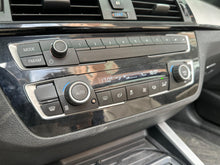 Cargar imagen en el visor de la galería, BMW M240I Cabriolet Modelo 2019
