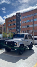 Cargar imagen en el visor de la galería, Land Rover Defender Ninety Modelo 2006
