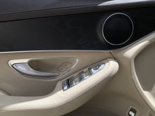 Cargar imagen en el visor de la galería, Mercedes-Benz GLC 300 4MATIC Modelo 2020
