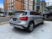 Cargar imagen en el visor de la galería, Mercedes-Benz GLA 200 Modelo 2017
