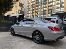 Cargar imagen en el visor de la galería, Mercedes-Benz CLA 180 Modelo 2016
