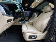 Cargar imagen en el visor de la galería, BMW X5 xDrive45E Blindada Modelo 2022
