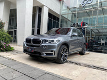 Cargar imagen en el visor de la galería, BMW X5 xDrive50I Modelo 2017
