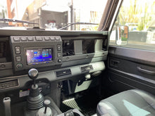 Cargar imagen en el visor de la galería, Land Rover Defender Ninety Modelo 2006
