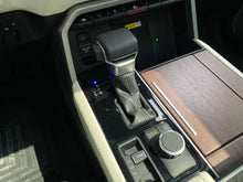 Cargar imagen en el visor de la galería, Toyota Sequoia Capstone Hibrida Blindada Modelo 2024
