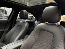 Cargar imagen en el visor de la galería, Mercedes-Benz A200 Sedan Modelo 2020

