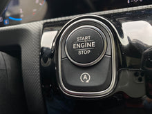 Cargar imagen en el visor de la galería, Mercedes-Benz CLA 200 Modelo 2023
