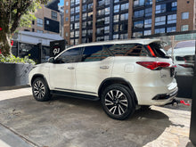 Cargar imagen en el visor de la galería, Toyota Fortuner Modelo 2017
