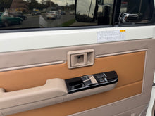Cargar imagen en el visor de la galería, Toyota Land Cruiser VDJ71L Modelo 2022
