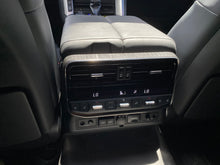 Cargar imagen en el visor de la galería, Toyota Land Cruiser 300 ZX Modelo 2023
