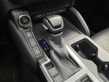 Cargar imagen en el visor de la galería, Toyota Land Cruiser Prado TXL Modelo 2025
