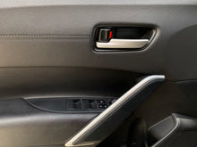 Cargar imagen en el visor de la galería, Toyota Corolla Cross XEI Híbrida Modelo 2022
