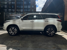 Cargar imagen en el visor de la galería, Toyota Fortuner Modelo 2017

