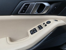 Cargar imagen en el visor de la galería, BMW X5 xDrive45E Blindada Modelo 2022
