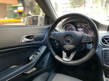 Cargar imagen en el visor de la galería, Mercedes-Benz CLA 180 Modelo 2019
