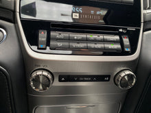 Cargar imagen en el visor de la galería, Toyota Land Cruiser 200 VX Blindada Modelo 2020
