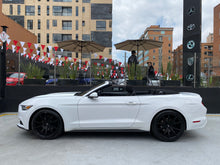 Cargar imagen en el visor de la galería, Ford Mustang Cabriolet Modelo 2015
