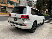 Cargar imagen en el visor de la galería, Toyota Land Cruiser 200 VX Blindada Modelo 2020
