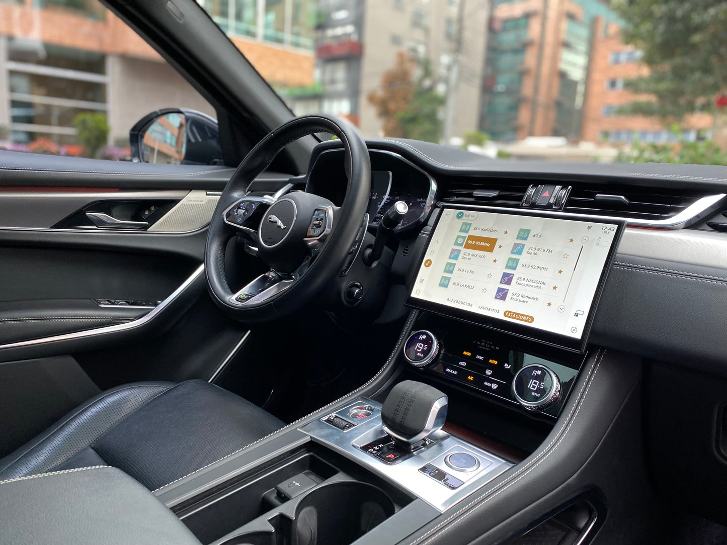 Jaguar F Pace P400 Hibrida Modelo 2022 - Autos 93
