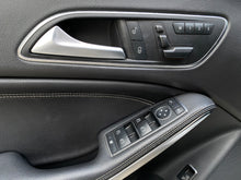 Cargar imagen en el visor de la galería, Mercedes-Benz CLA 180 Modelo 2016
