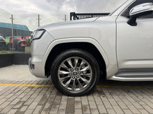 Cargar imagen en el visor de la galería, Toyota Land cruiser 300 ZX Modelo 2023

